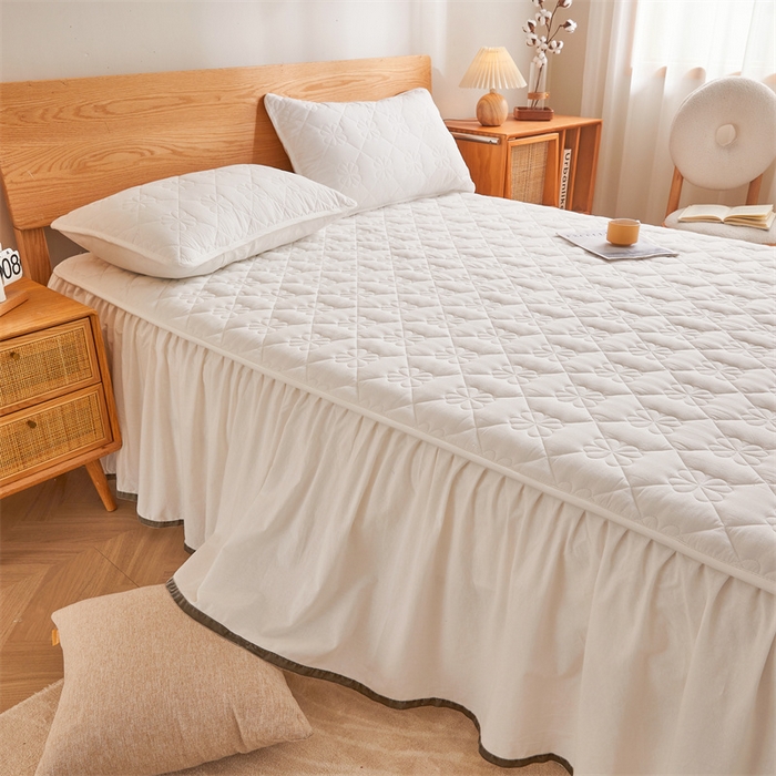 91家纺网 家纺一手货源 找家纺 3C 2024新款全棉水洗棉夹棉床裙-四叶草系列 四叶草-云朵白