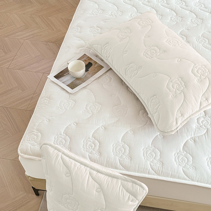 91家纺网 家纺一手货源 找家纺 3C 2024新款全棉水洗棉夹棉玫瑰床笠-花语系列 花语 奶昔白