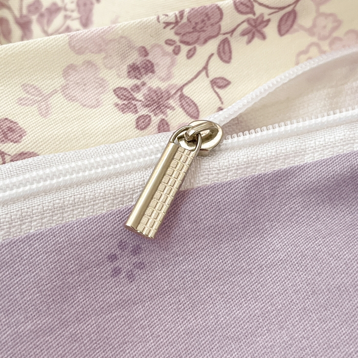 91家纺网 家纺一手货源 找家纺 2025新款全棉卡通小清新系列四件套 春风里（紫）