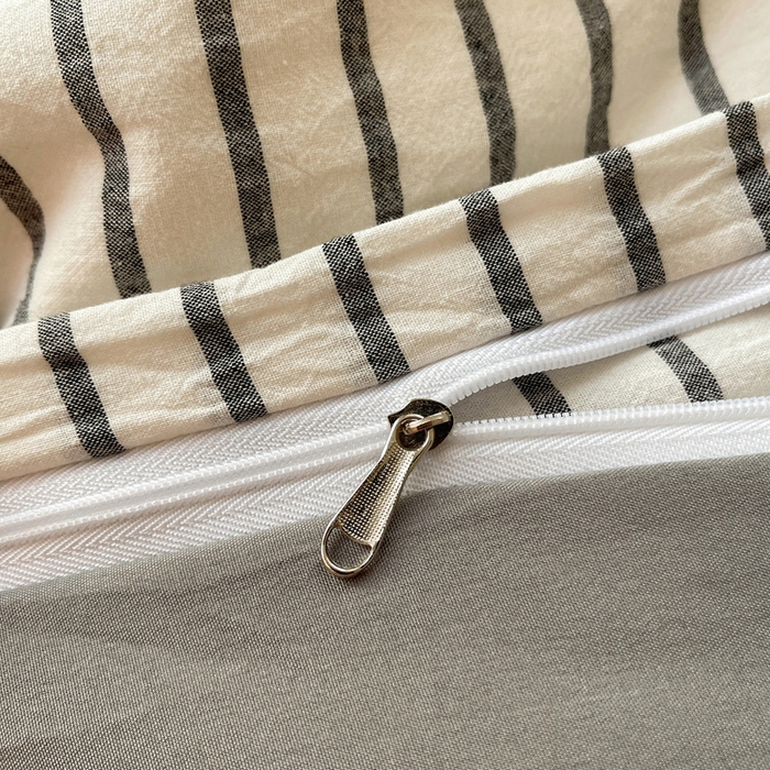 91家纺网 家纺一手货源 找家纺 2025新款A类亲肤舒适软糯云柔水洗棉大眼睛毛巾绣混搭格子撞色系列四件套 大眼灰条拿铁