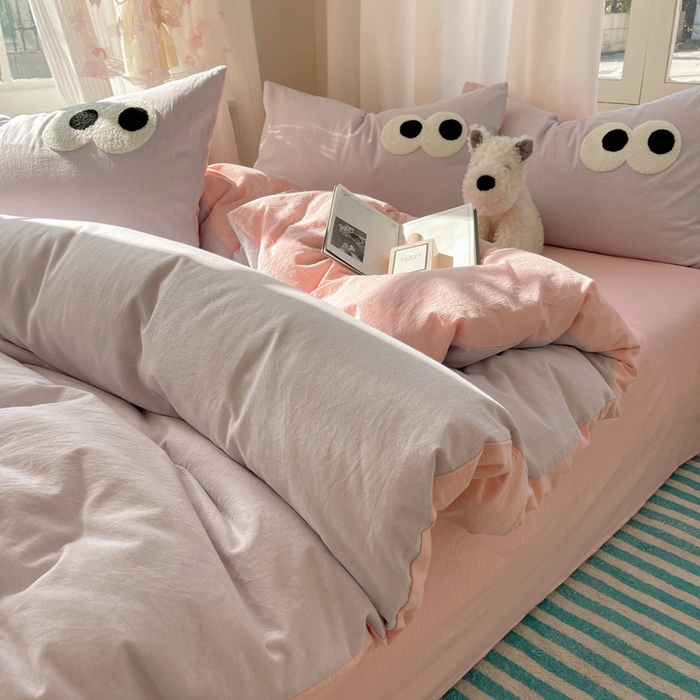 91家纺网 家纺一手货源 找家纺 2025新款A类亲肤舒适软糯云柔水洗棉大眼睛毛巾绣混搭格子撞色系列四件套 大眼葡萄粉桃