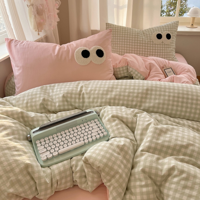 91家纺网 家纺一手货源 找家纺 2025新款A类亲肤舒适软糯云柔水洗棉大眼睛毛巾绣混搭格子撞色系列四件套 大眼绿格粉粉