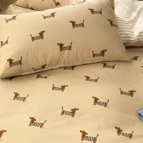 91家纺网 家纺一手货源 找家纺 2025新款全棉卡通小清新系列四件套 腊肠狗