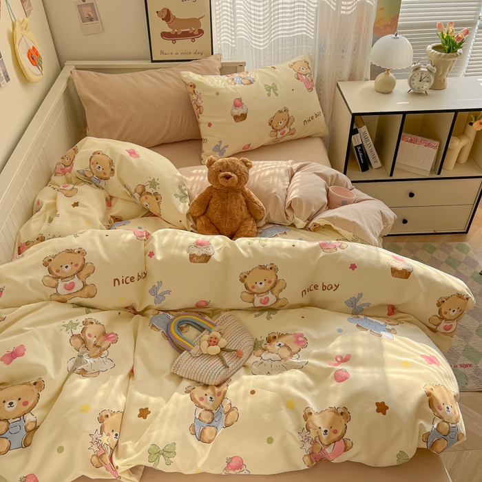 91家纺网 家纺一手货源 找家纺 2025新款可爱卡通AB版水洗棉印花四件套 草莓奶熊