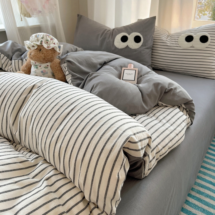 91家纺网 家纺一手货源 找家纺 2025新款A类亲肤舒适软糯云柔水洗棉大眼睛毛巾绣混搭格子撞色系列四件套 大眼灰条拿铁