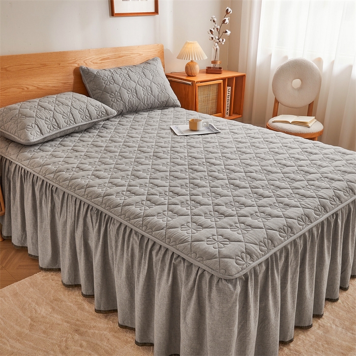 91家纺网 家纺一手货源 找家纺 3C 2024新款全棉水洗棉夹棉床裙-四叶草系列 四叶草-烟雾灰