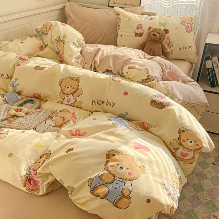 91家纺网 家纺一手货源 找家纺 2025新款可爱卡通AB版水洗棉印花四件套 草莓奶熊