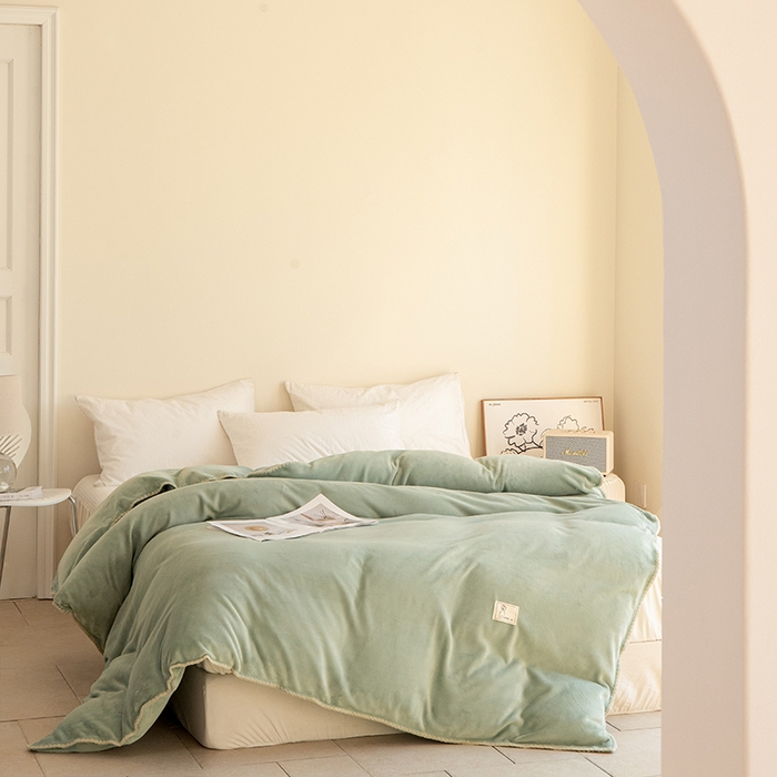 91家纺网 家纺一手货源 找家纺 法芙娜 2025新款牛奶绒被套毯 苔藓绿