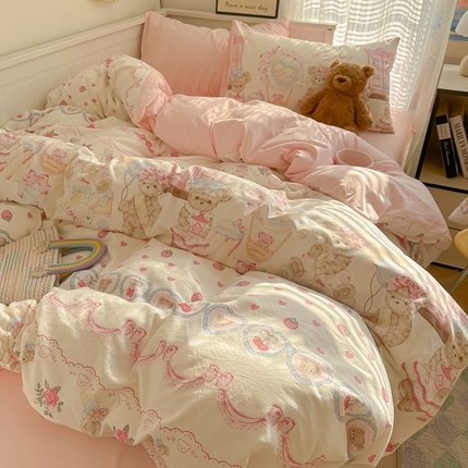 91家纺网 家纺一手货源 找家纺 2025新款可爱卡通AB版水洗棉印花四件套 小熊玩偶屋