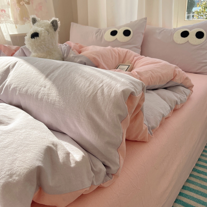 91家纺网 家纺一手货源 找家纺 2025新款A类亲肤舒适软糯云柔水洗棉大眼睛毛巾绣混搭格子撞色系列四件套 大眼葡萄粉桃