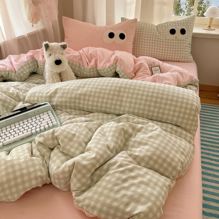 91家纺网 家纺一手货源 找家纺 2025新款A类亲肤舒适软糯云柔水洗棉大眼睛毛巾绣混搭格子撞色系列四件套 大眼绿格粉粉