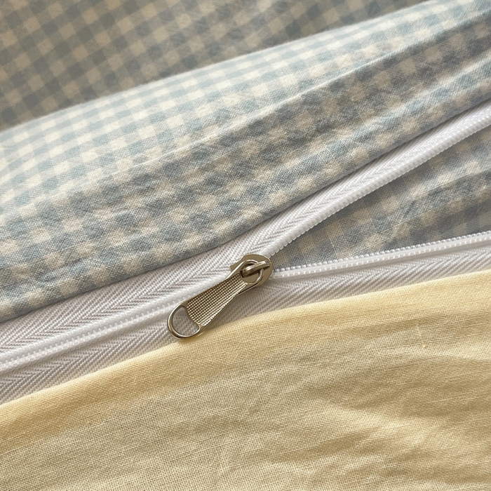 91家纺网 家纺一手货源 找家纺 2025新款A类亲肤舒适软糯云柔水洗棉大眼睛毛巾绣混搭格子撞色系列四件套 大眼奶黄小蓝格2