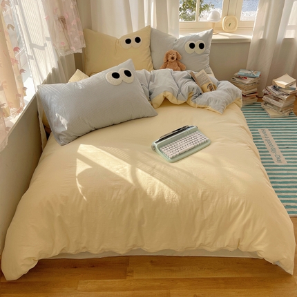 91家纺网 家纺一手货源 找家纺 2025新款A类亲肤舒适软糯云柔水洗棉大眼睛毛巾绣混搭格子撞色系列四件套 大眼奶黄小蓝格