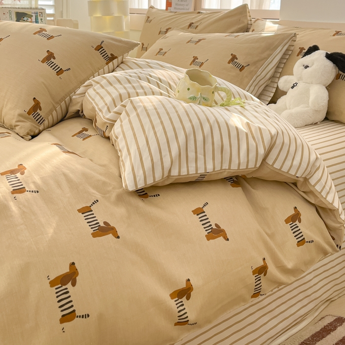 91家纺网 家纺一手货源 找家纺 2025新款全棉卡通小清新系列四件套 腊肠狗