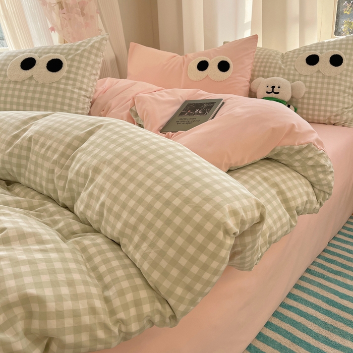 91家纺网 家纺一手货源 找家纺 2025新款A类亲肤舒适软糯云柔水洗棉大眼睛毛巾绣混搭格子撞色系列四件套 大眼绿格粉粉