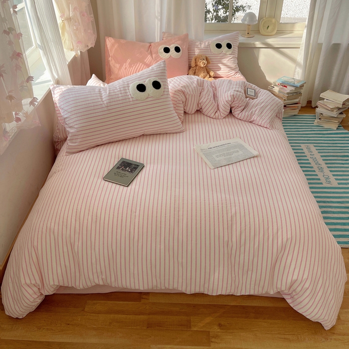 91家纺网 家纺一手货源 找家纺 2025新款A类亲肤舒适软糯云柔水洗棉大眼睛毛巾绣混搭格子撞色系列四件套 大眼粉条粉