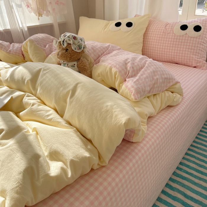 91家纺网 家纺一手货源 找家纺 2025新款A类亲肤舒适软糯云柔水洗棉大眼睛毛巾绣混搭格子撞色系列四件套 大眼粉小格奶黄2