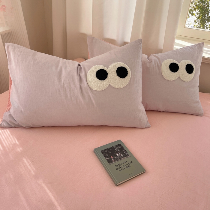 91家纺网 家纺一手货源 找家纺 2025新款A类亲肤舒适软糯云柔水洗棉大眼睛毛巾绣混搭格子撞色系列四件套 大眼葡萄粉桃