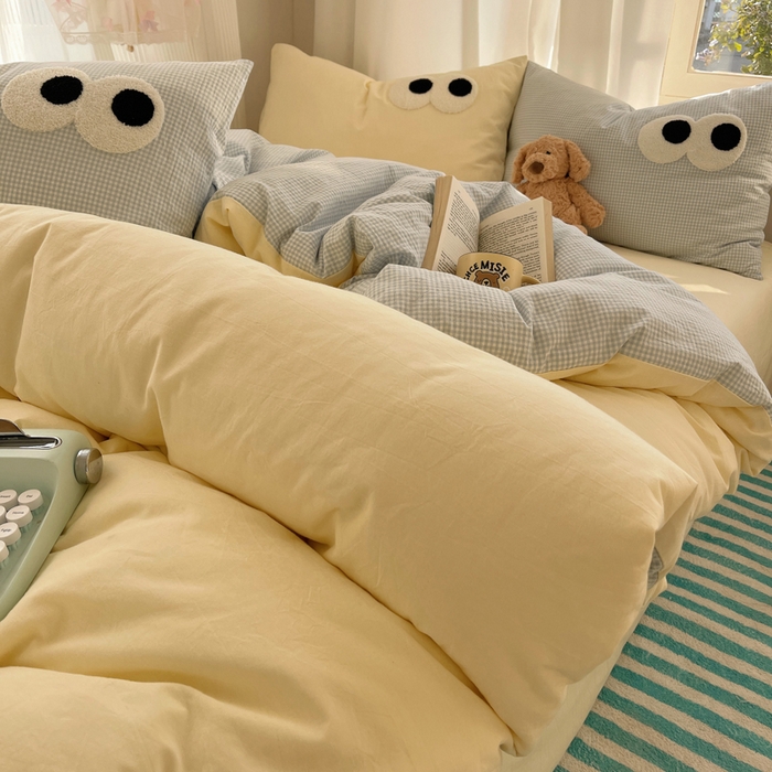 91家纺网 家纺一手货源 找家纺 2025新款A类亲肤舒适软糯云柔水洗棉大眼睛毛巾绣混搭格子撞色系列四件套 大眼奶黄小蓝格