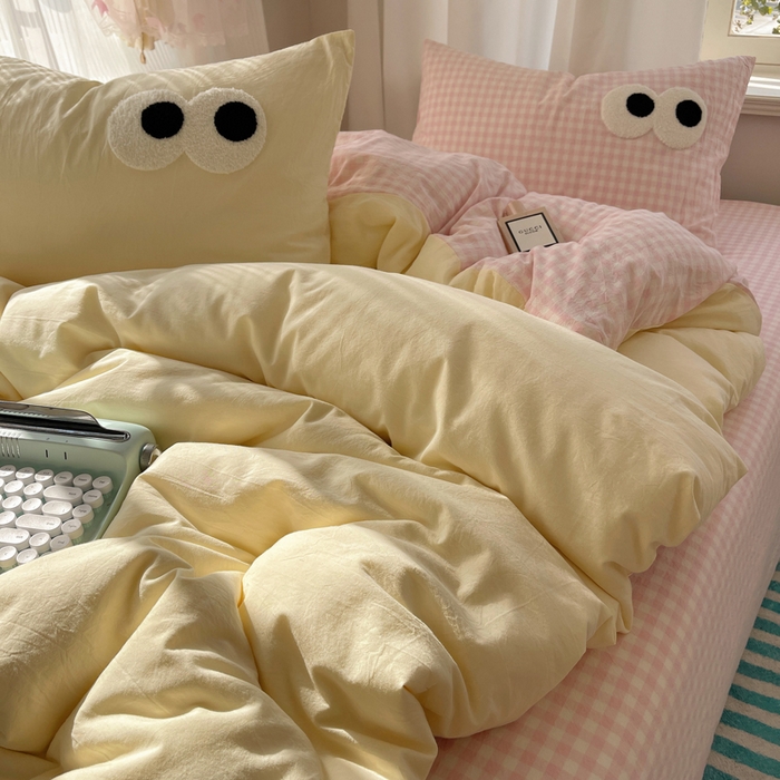 91家纺网 家纺一手货源 找家纺 2025新款A类亲肤舒适软糯云柔水洗棉大眼睛毛巾绣混搭格子撞色系列四件套 大眼粉小格奶黄2