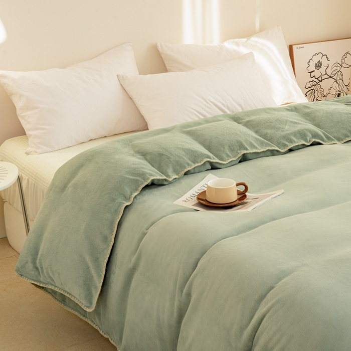 91家纺网 家纺一手货源 找家纺 法芙娜 2025新款牛奶绒被套毯 苔藓绿