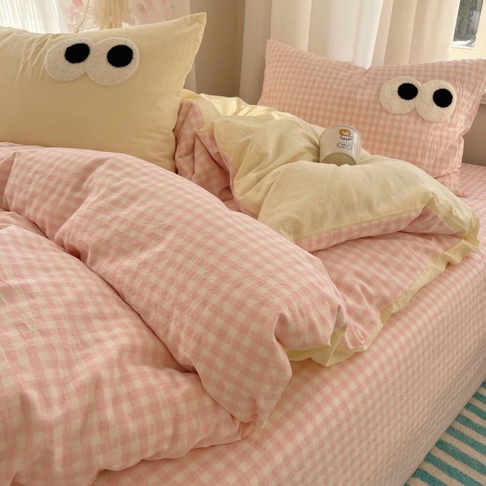 91家纺网 家纺一手货源 找家纺 2025新款A类亲肤舒适软糯云柔水洗棉大眼睛毛巾绣混搭格子撞色系列四件套 大眼粉小格奶黄