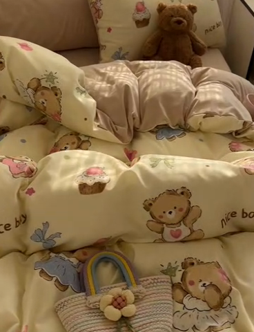 91家纺网 家纺一手货源 找家纺 2025新款可爱卡通AB版水洗棉印花四件套 草莓奶熊