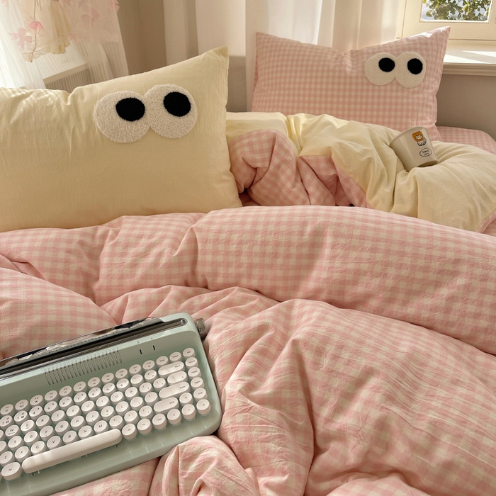 91家纺网 家纺一手货源 找家纺 2025新款A类亲肤舒适软糯云柔水洗棉大眼睛毛巾绣混搭格子撞色系列四件套 大眼粉小格奶黄