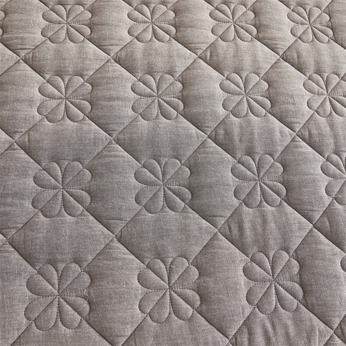 91家纺网 家纺一手货源 找家纺 3C 2024新款全棉水洗棉夹棉床裙-四叶草系列 四叶草-烟雾灰