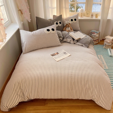 91家纺网 家纺一手货源 找家纺 2025新款A类亲肤舒适软糯云柔水洗棉大眼睛毛巾绣混搭格子撞色系列四件套 大眼灰条拿铁