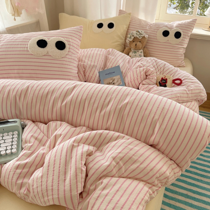 91家纺网 家纺一手货源 找家纺 2025新款A类亲肤舒适软糯云柔水洗棉大眼睛毛巾绣混搭格子撞色系列四件套 大眼粉粉条奶黄