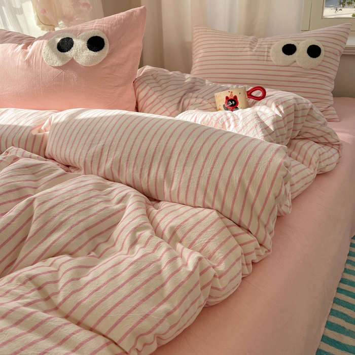 91家纺网 家纺一手货源 找家纺 2025新款A类亲肤舒适软糯云柔水洗棉大眼睛毛巾绣混搭格子撞色系列四件套 大眼粉条粉