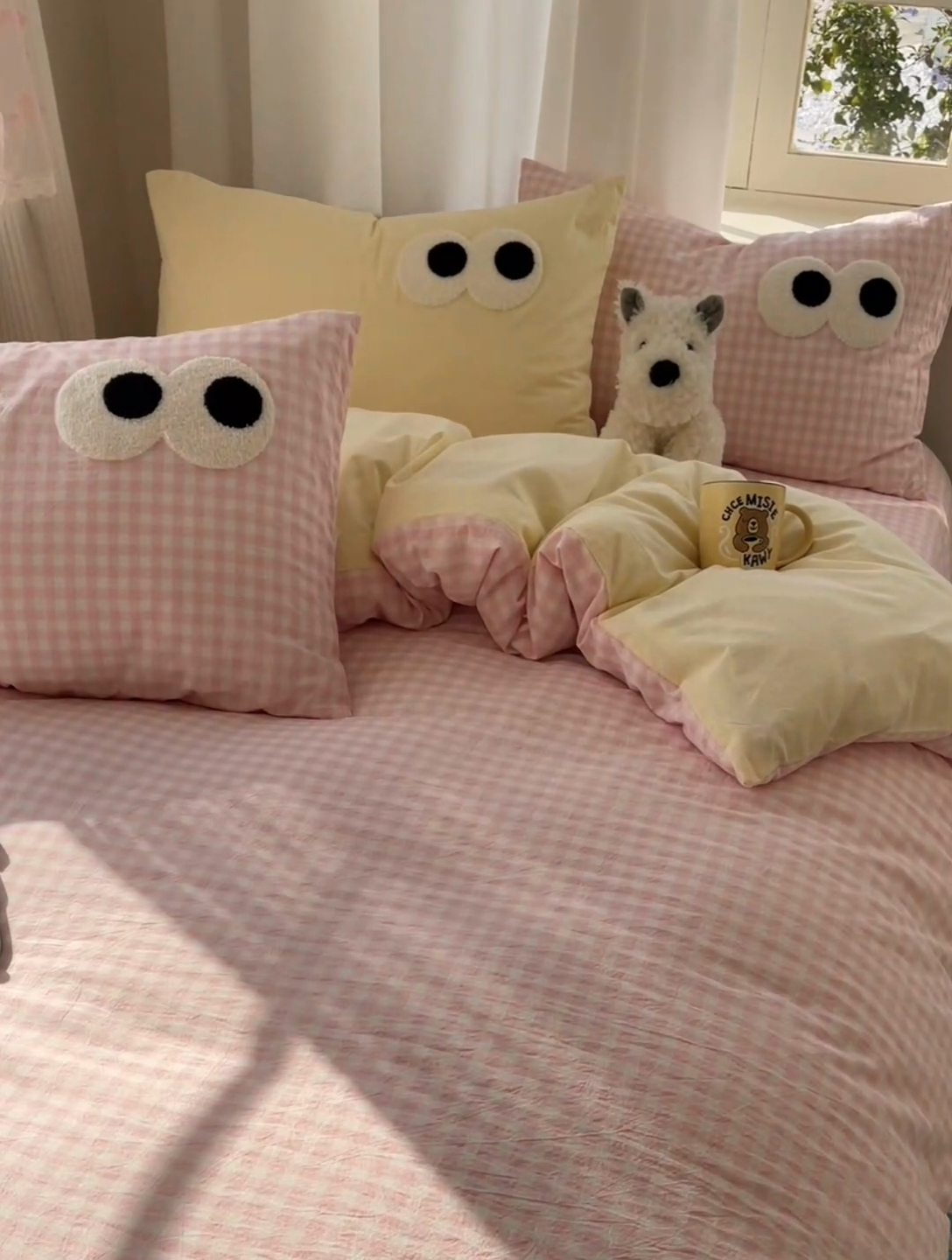 91家纺网 家纺一手货源 找家纺 2025新款A类亲肤舒适软糯云柔水洗棉大眼睛毛巾绣混搭格子撞色系列四件套 大眼粉粉条奶黄