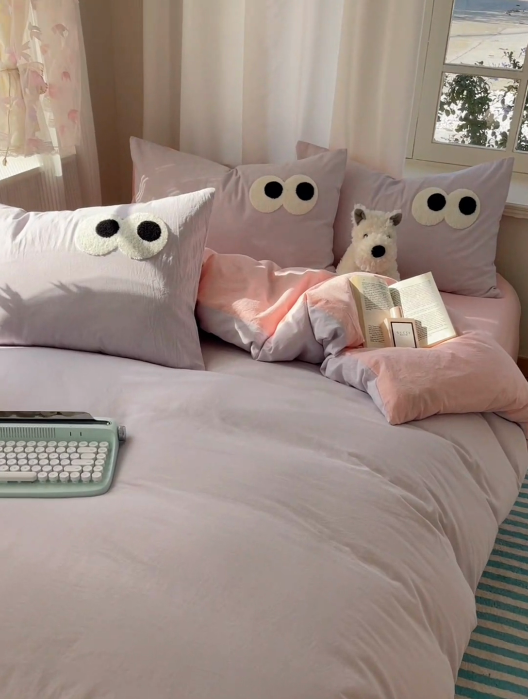 91家纺网 家纺一手货源 找家纺 2025新款A类亲肤舒适软糯云柔水洗棉大眼睛毛巾绣混搭格子撞色系列四件套 大眼葡萄粉桃