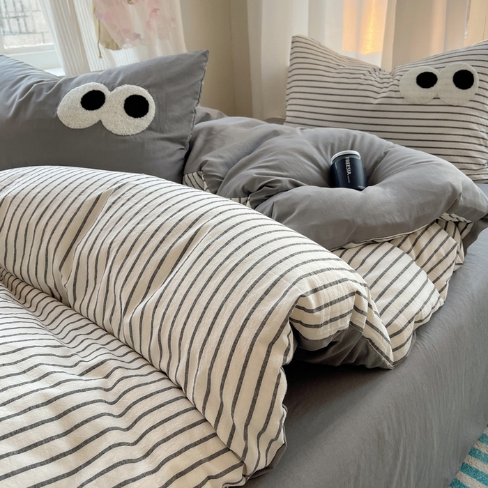 91家纺网 家纺一手货源 找家纺 2025新款A类亲肤舒适软糯云柔水洗棉大眼睛毛巾绣混搭格子撞色系列四件套 大眼灰条拿铁