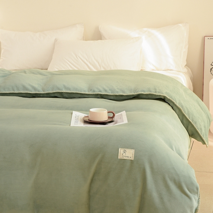 91家纺网 家纺一手货源 找家纺 法芙娜 2025新款牛奶绒被套毯 苔藓绿