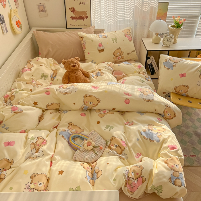 91家纺网 家纺一手货源 找家纺 2025新款可爱卡通AB版水洗棉印花四件套 草莓奶熊