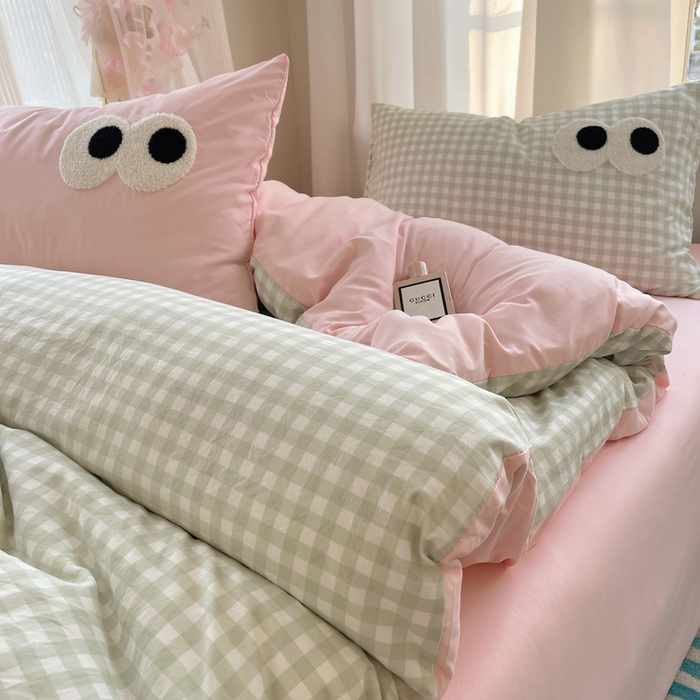 91家纺网 家纺一手货源 找家纺 2025新款A类亲肤舒适软糯云柔水洗棉大眼睛毛巾绣混搭格子撞色系列四件套 大眼绿格粉粉