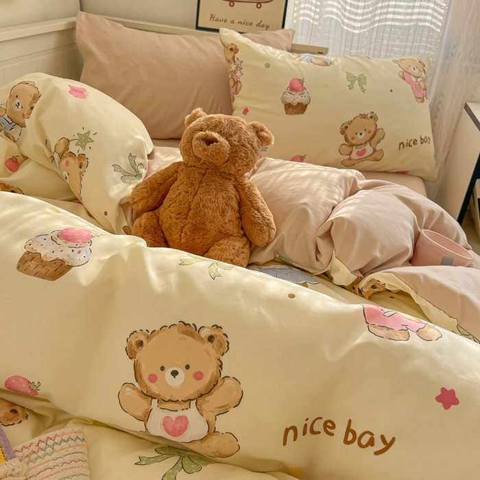 91家纺网 家纺一手货源 找家纺 2025新款可爱卡通AB版水洗棉印花四件套 草莓奶熊