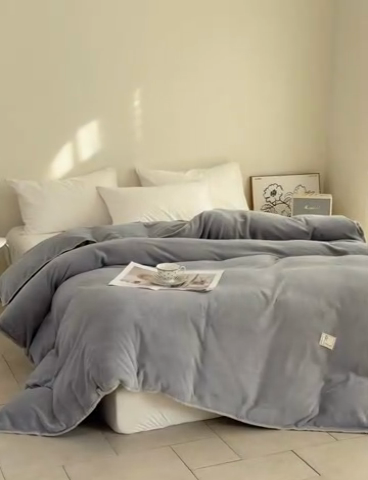 91家纺网 家纺一手货源 找家纺 法芙娜 2025新款牛奶绒被套毯 烟灰色