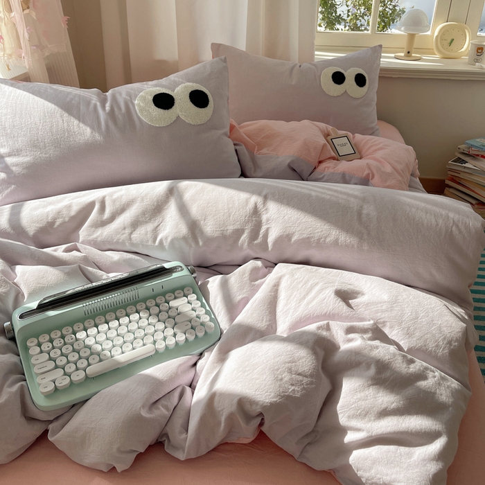 91家纺网 家纺一手货源 找家纺 2025新款A类亲肤舒适软糯云柔水洗棉大眼睛毛巾绣混搭格子撞色系列四件套 大眼葡萄粉桃