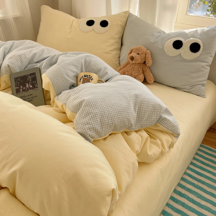 91家纺网 家纺一手货源 找家纺 2025新款A类亲肤舒适软糯云柔水洗棉大眼睛毛巾绣混搭格子撞色系列四件套 大眼奶黄小蓝格