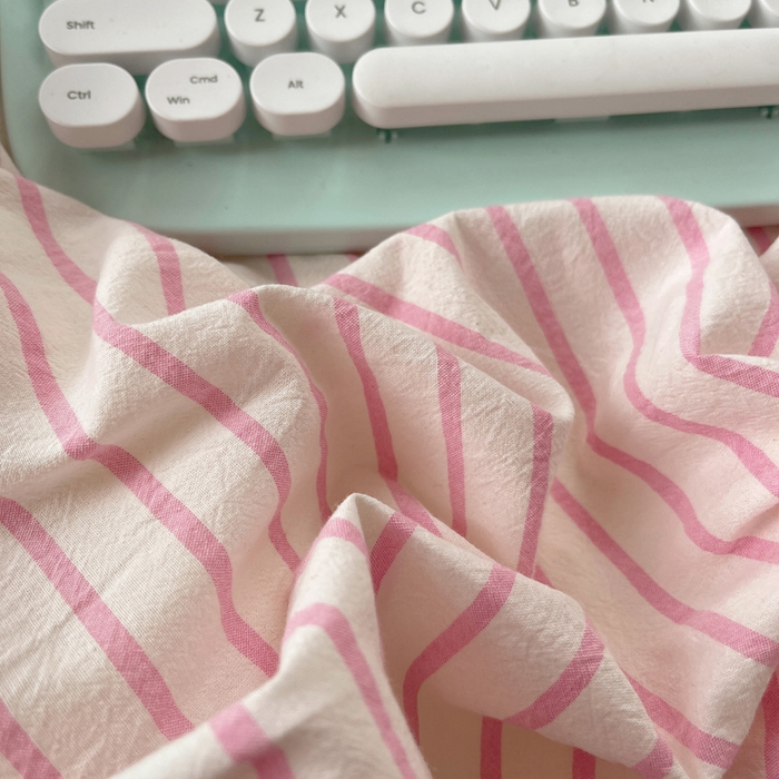 91家纺网 家纺一手货源 找家纺 2025新款A类亲肤舒适软糯云柔水洗棉大眼睛毛巾绣混搭格子撞色系列四件套 大眼粉粉条奶黄