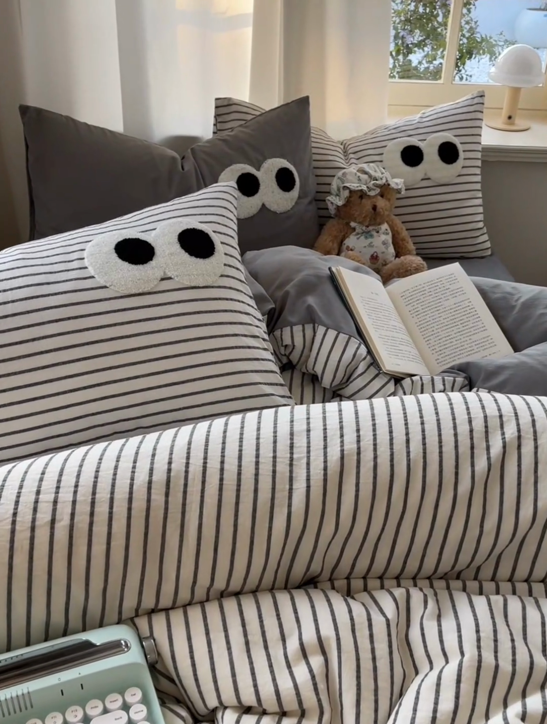 91家纺网 家纺一手货源 找家纺 2025新款A类亲肤舒适软糯云柔水洗棉大眼睛毛巾绣混搭格子撞色系列四件套 大眼灰条拿铁