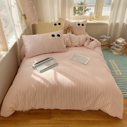 91家纺网 家纺一手货源 找家纺 2025新款A类亲肤舒适软糯云柔水洗棉大眼睛毛巾绣混搭格子撞色系列四件套 大眼粉粉条奶黄