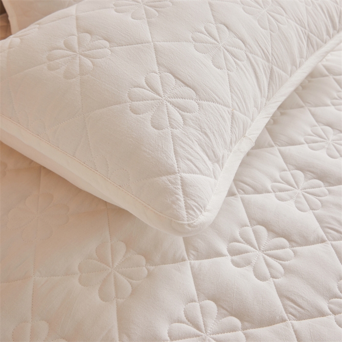 91家纺网 家纺一手货源 找家纺 3C 2024新款全棉水洗棉夹棉床裙-四叶草系列 四叶草-云朵白