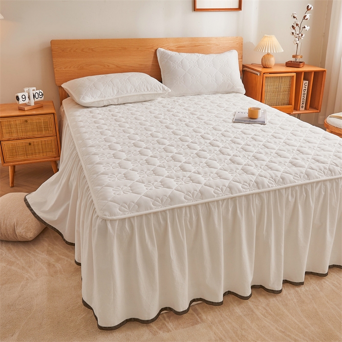 91家纺网 家纺一手货源 找家纺 3C 2024新款全棉水洗棉夹棉床裙-四叶草系列 四叶草-云朵白