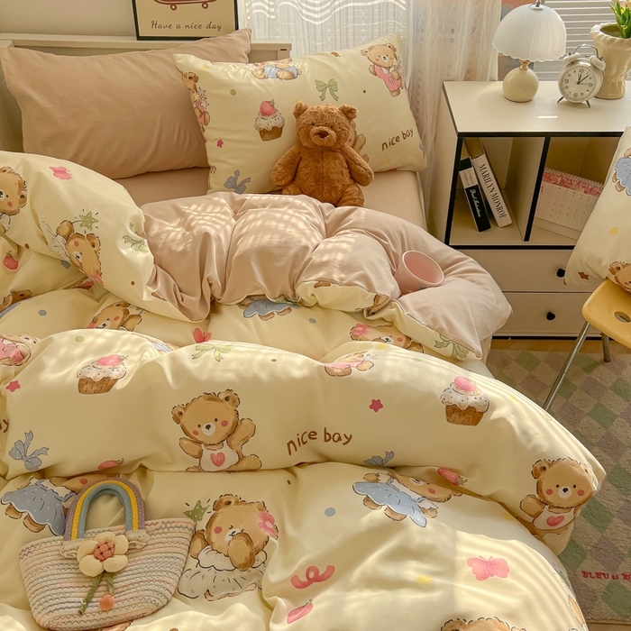 91家纺网 家纺一手货源 找家纺 2025新款可爱卡通AB版水洗棉印花四件套 草莓奶熊