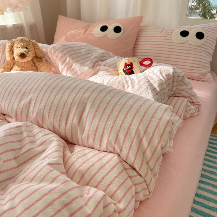 91家纺网 家纺一手货源 找家纺 2025新款A类亲肤舒适软糯云柔水洗棉大眼睛毛巾绣混搭格子撞色系列四件套 大眼粉条粉