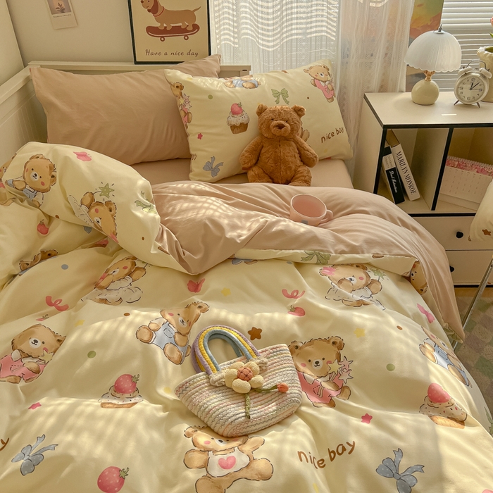 91家纺网 家纺一手货源 找家纺 2025新款可爱卡通AB版水洗棉印花四件套 草莓奶熊